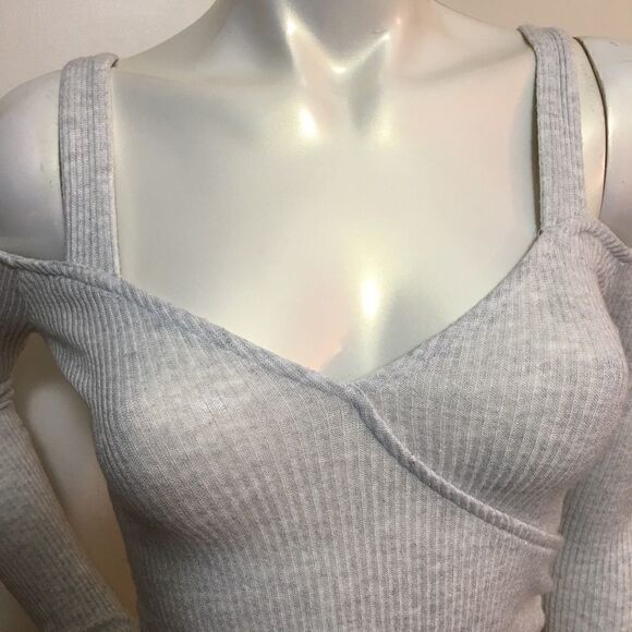 Express ribbed cold shoulder long sleeve - Picture 2 of 4